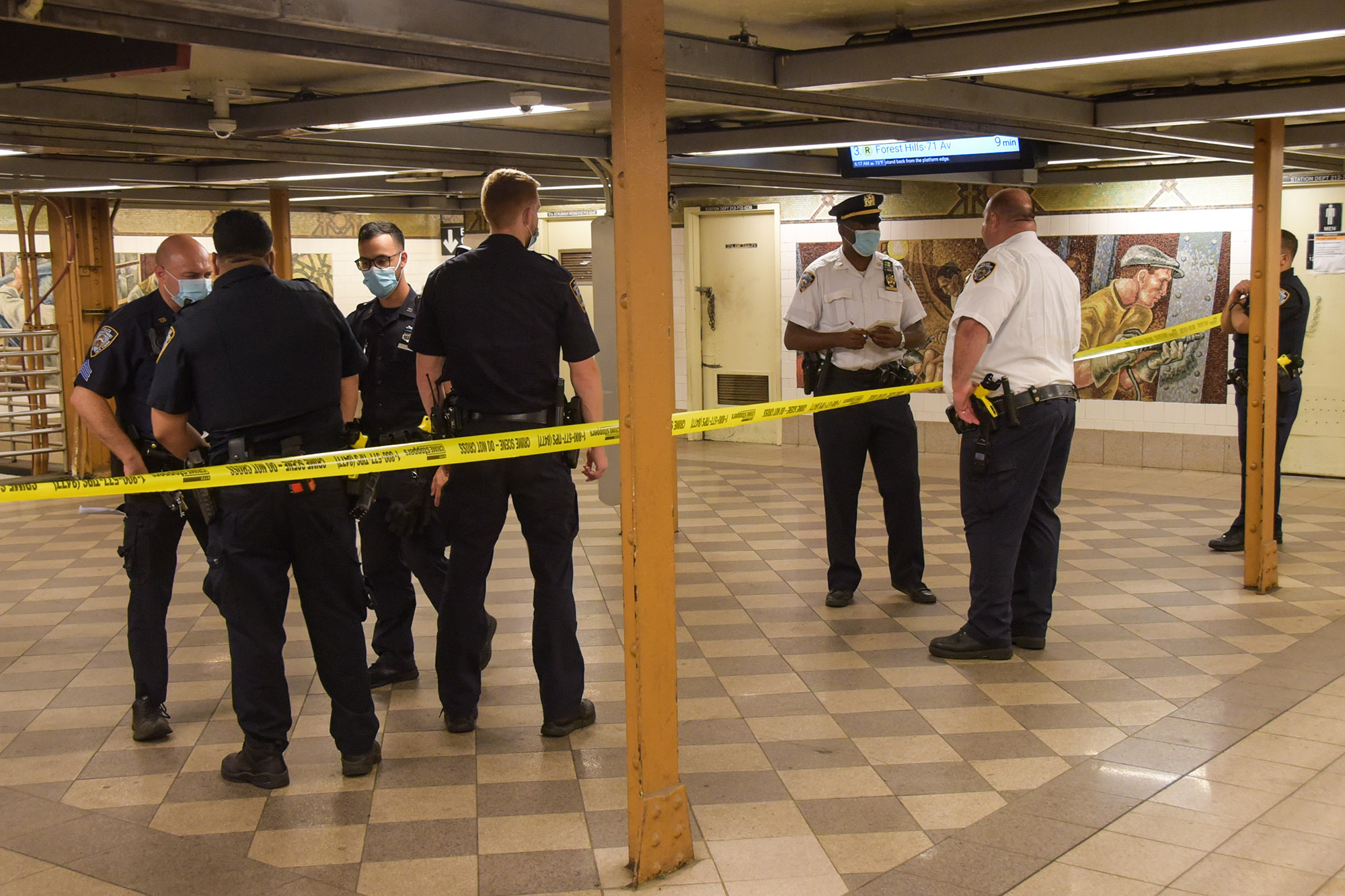 Man Stabbed Near Brooklyn Bridge-City Hall Subway Station During Rush Hour Man Stabbed Near Brooklyn Bridge-City Hall Subway Station During Rush Hour