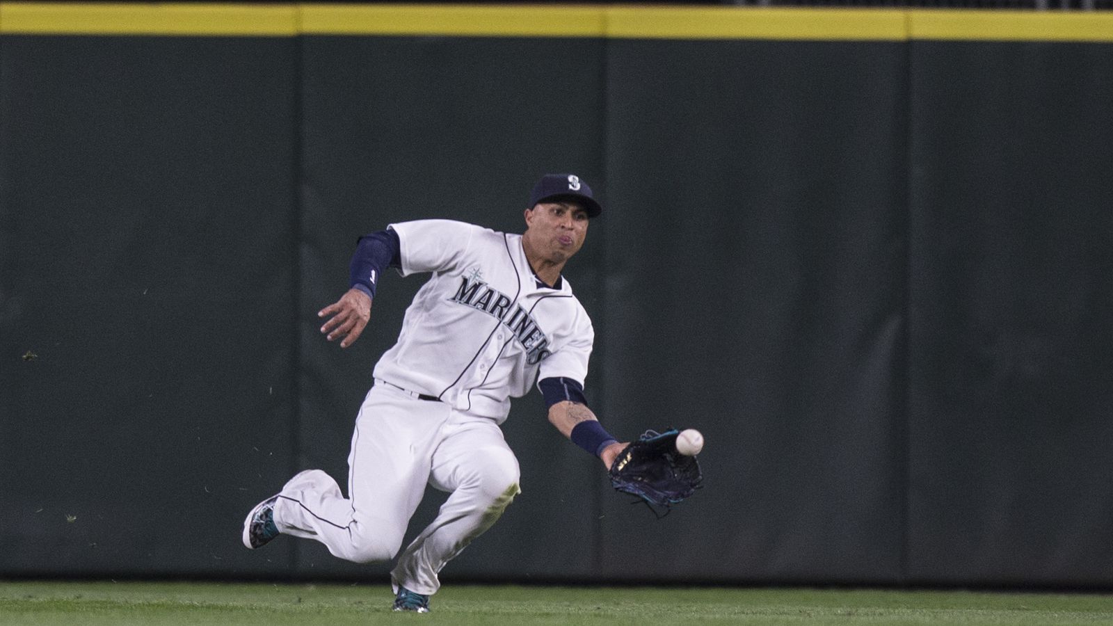 Mariners' Spectacular Catch: Outfielder's Dedication Against Giants Mariners' Spectacular Catch: Outfielder's Dedication Against Giants