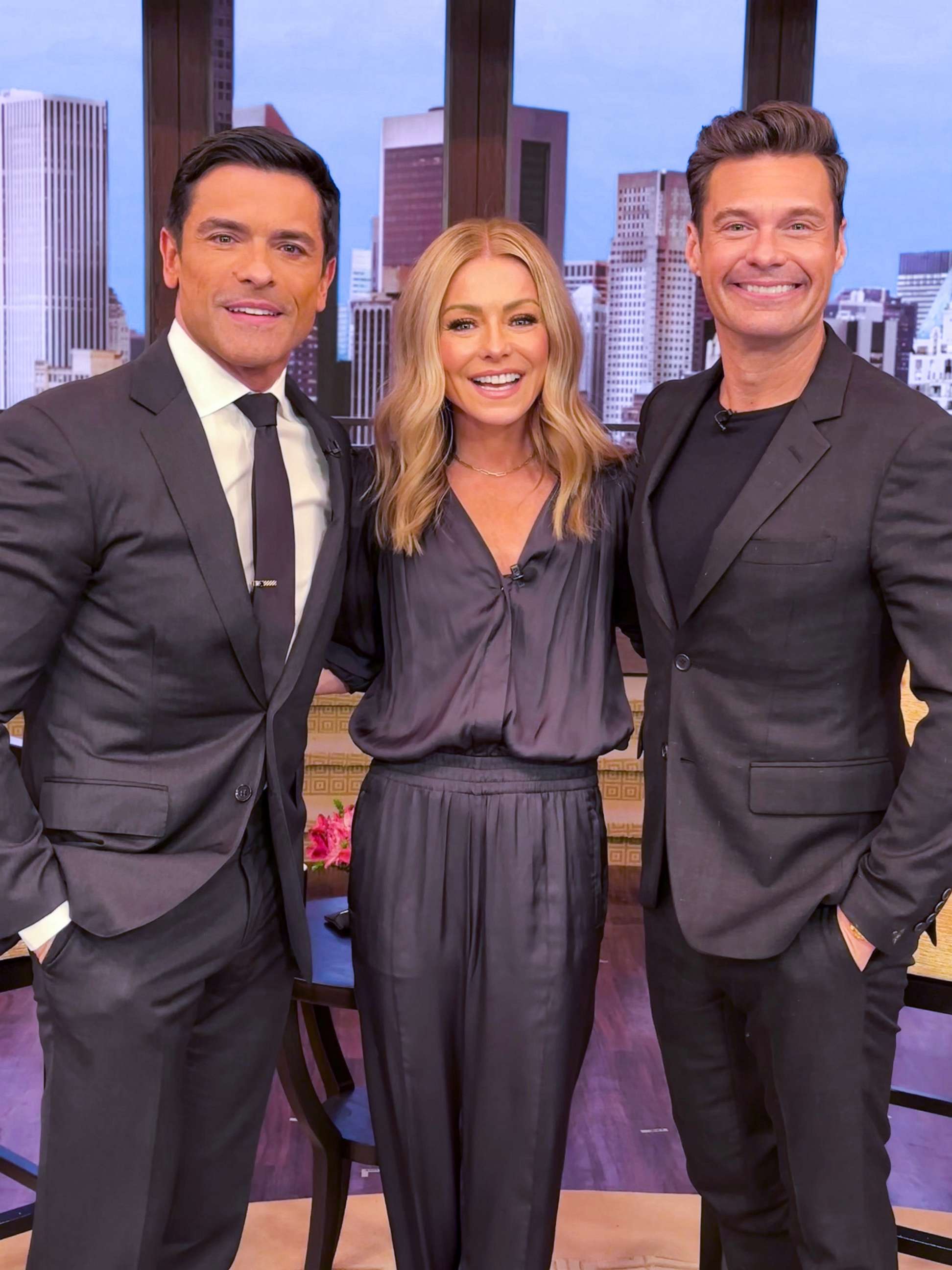 New Live Studio For Kelly Ripa And Mark Consuelos: Fan Response New Live Studio For Kelly Ripa And Mark Consuelos: Fan Response