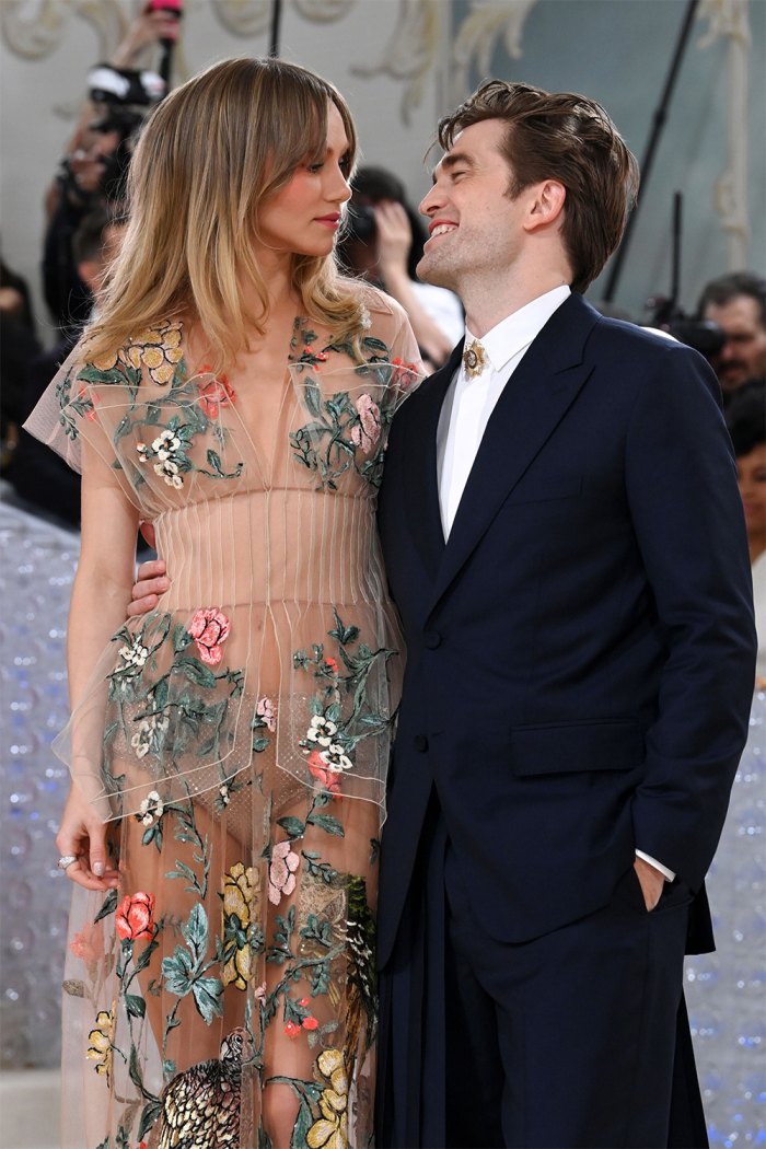 New York City Sighting: Robert Pattinson And Suki Waterhouse's Hand-Holding Sparks New York City Sighting: Robert Pattinson And Suki Waterhouse's Hand-Holding Sparks