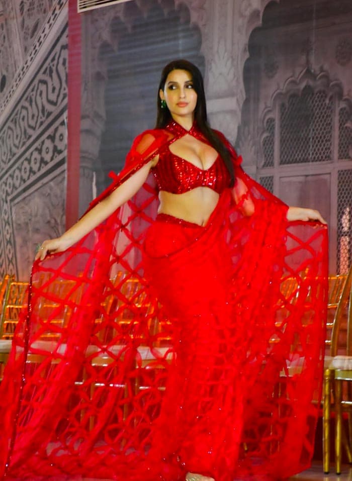 Nora Fatehi: The Epitome Of Ethnic Glam In A Floral Saree Nora Fatehi: The Epitome Of Ethnic Glam In A Floral Saree