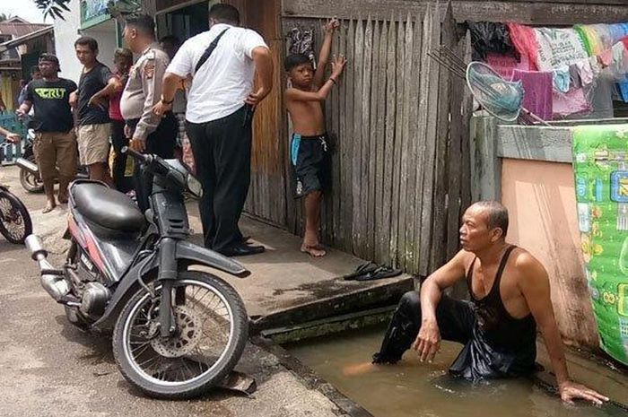 Operasi Pencarian Balita Yang Hilang Di Parit Batu Ampar, Balikpapan Operasi Pencarian Balita Yang Hilang Di Parit Batu Ampar, Balikpapan