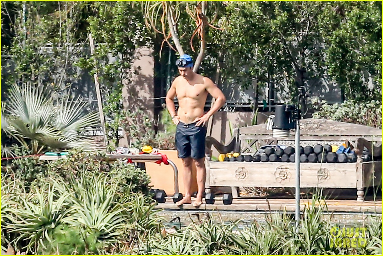 Orlando Bloom Heats Things Up With A Cold Plunge Workout Orlando Bloom Heats Things Up With A Cold Plunge Workout