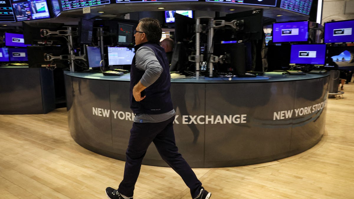 Palantir Plunges 30%: Should You Buy The Dip? Palantir Plunges 30%: Should You Buy The Dip?