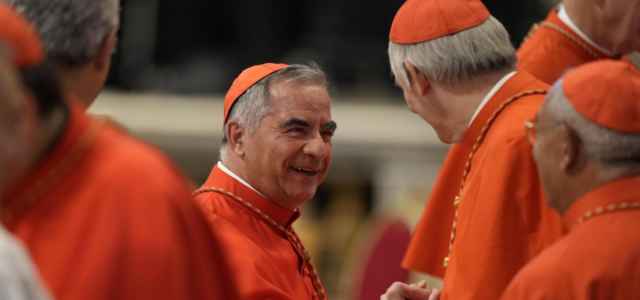 Papa Card Becciu: Le Nostre Preghiere E Le Dimissioni Papa Card Becciu: Le Nostre Preghiere E Le Dimissioni
