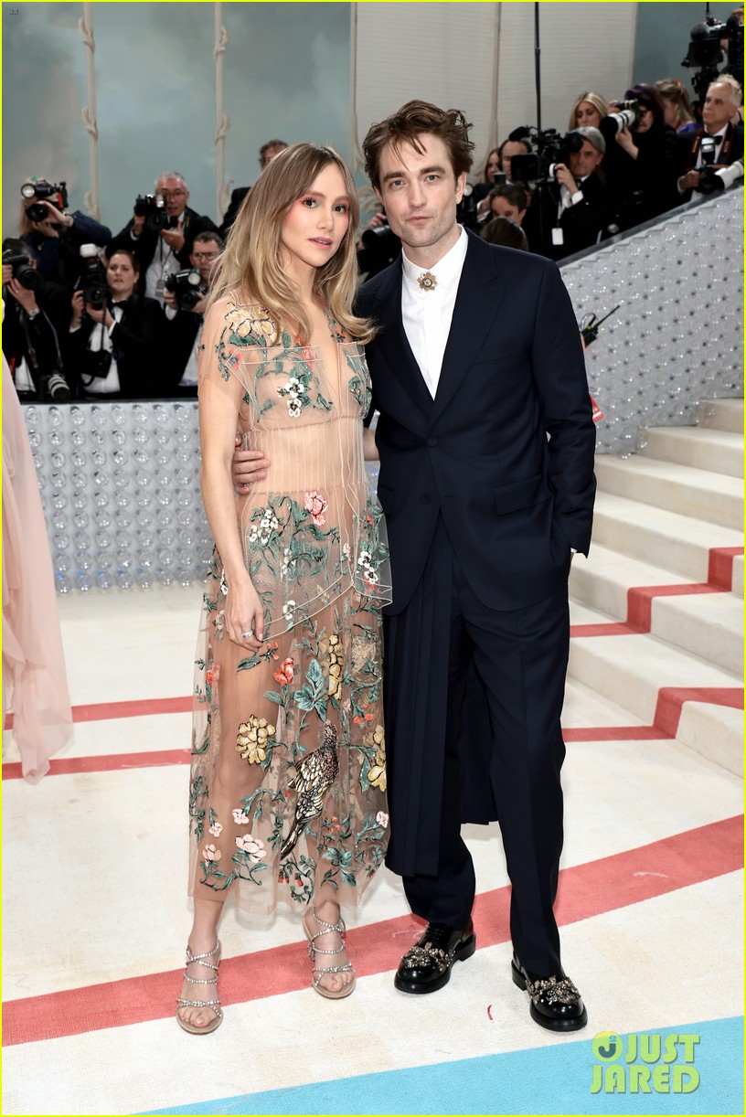 Pattinson Works On New Role, Suki Waterhouse Involved Pattinson Works On New Role, Suki Waterhouse Involved