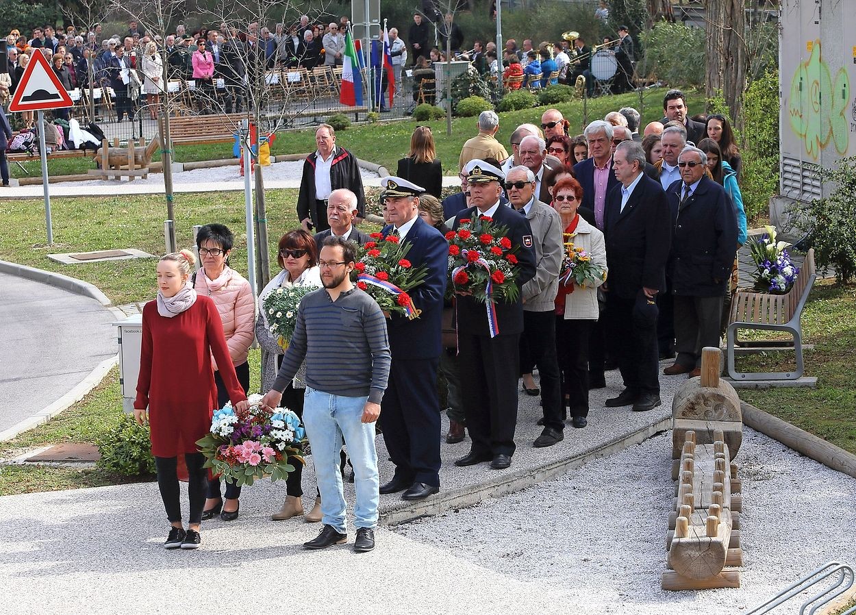Pogrebi Žrtev Požara V Kočanih: Spomin Na Tragični Dogodek Pogrebi Žrtev Požara V Kočanih: Spomin Na Tragični Dogodek