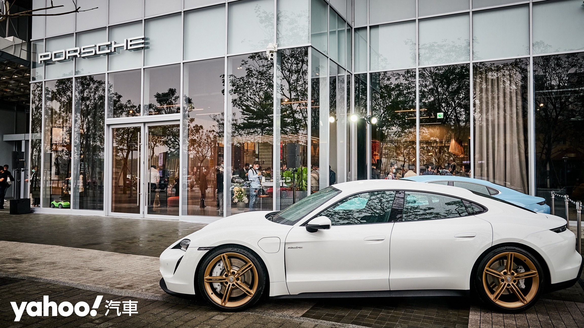 新北保時捷Porsche NOW概念店:藝術、Labubu與豪華座駕的完美融合 新北保時捷Porsche NOW概念店:藝術、Labubu與豪華座駕的完美融合