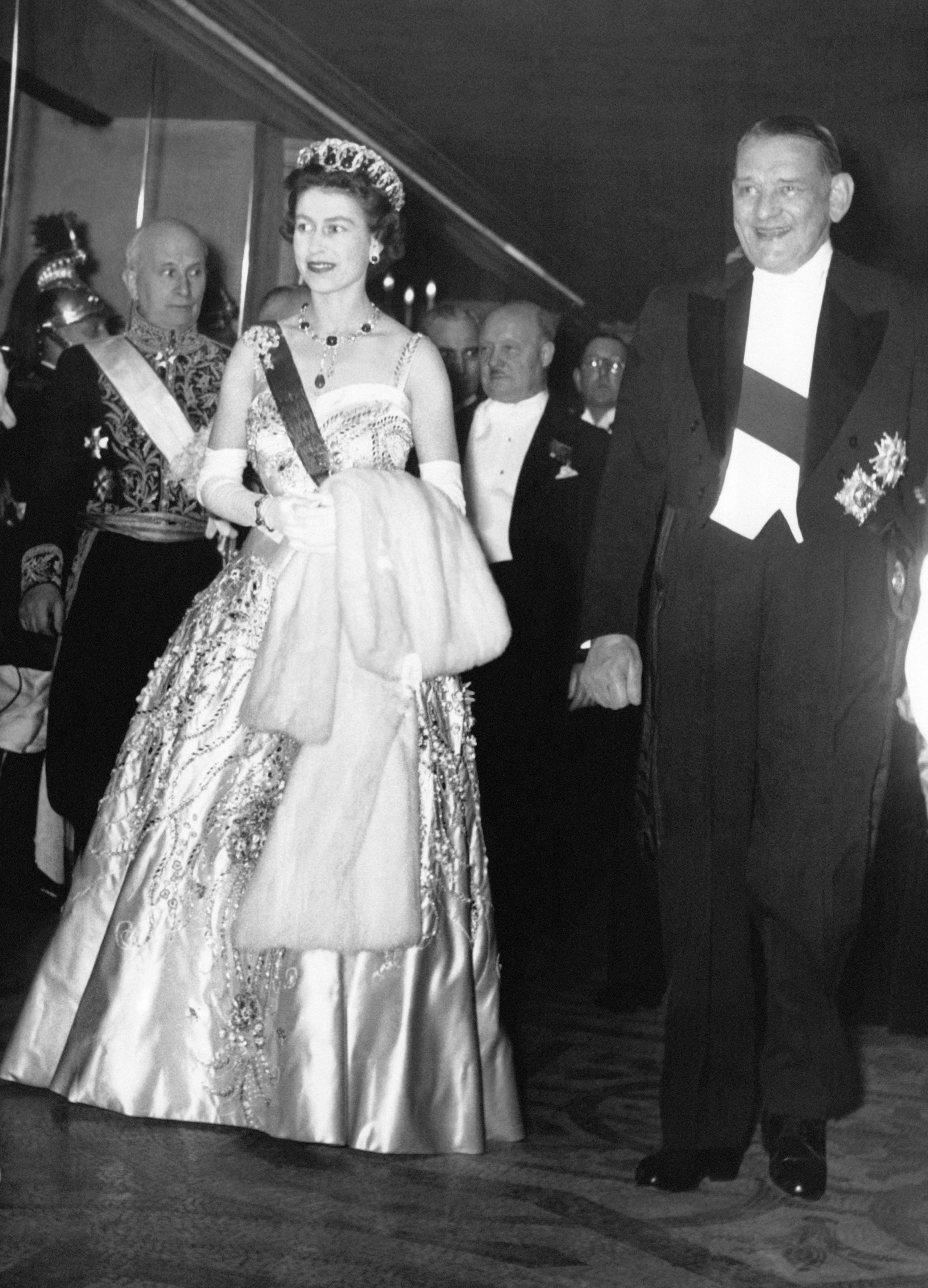 Queen Wen's Second Parisian Sojourn Queen Wen's Second Parisian Sojourn