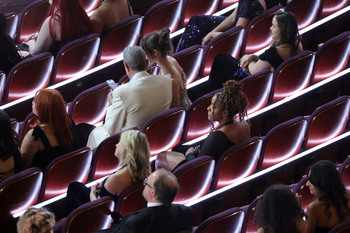 Relatable Moment: Jeff Goldblum's Viral Oscars Photo Reaction Relatable Moment: Jeff Goldblum's Viral Oscars Photo Reaction
