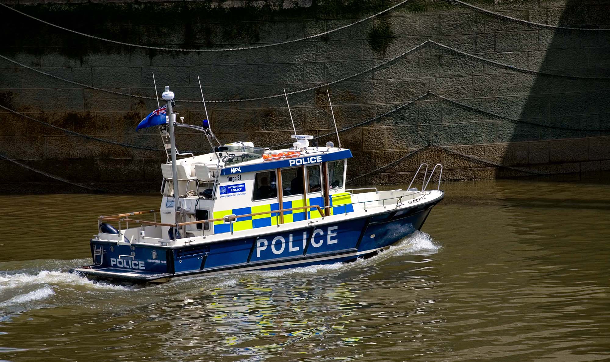 River Thames Search: Police Hunt For Missing 11-Year-Old Girl River Thames Search: Police Hunt For Missing 11-Year-Old Girl