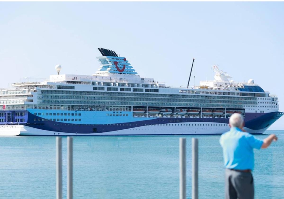 Robbie Williams' Malaga Concert: Cruise Ship Christening Spectacle Robbie Williams' Malaga Concert: Cruise Ship Christening Spectacle