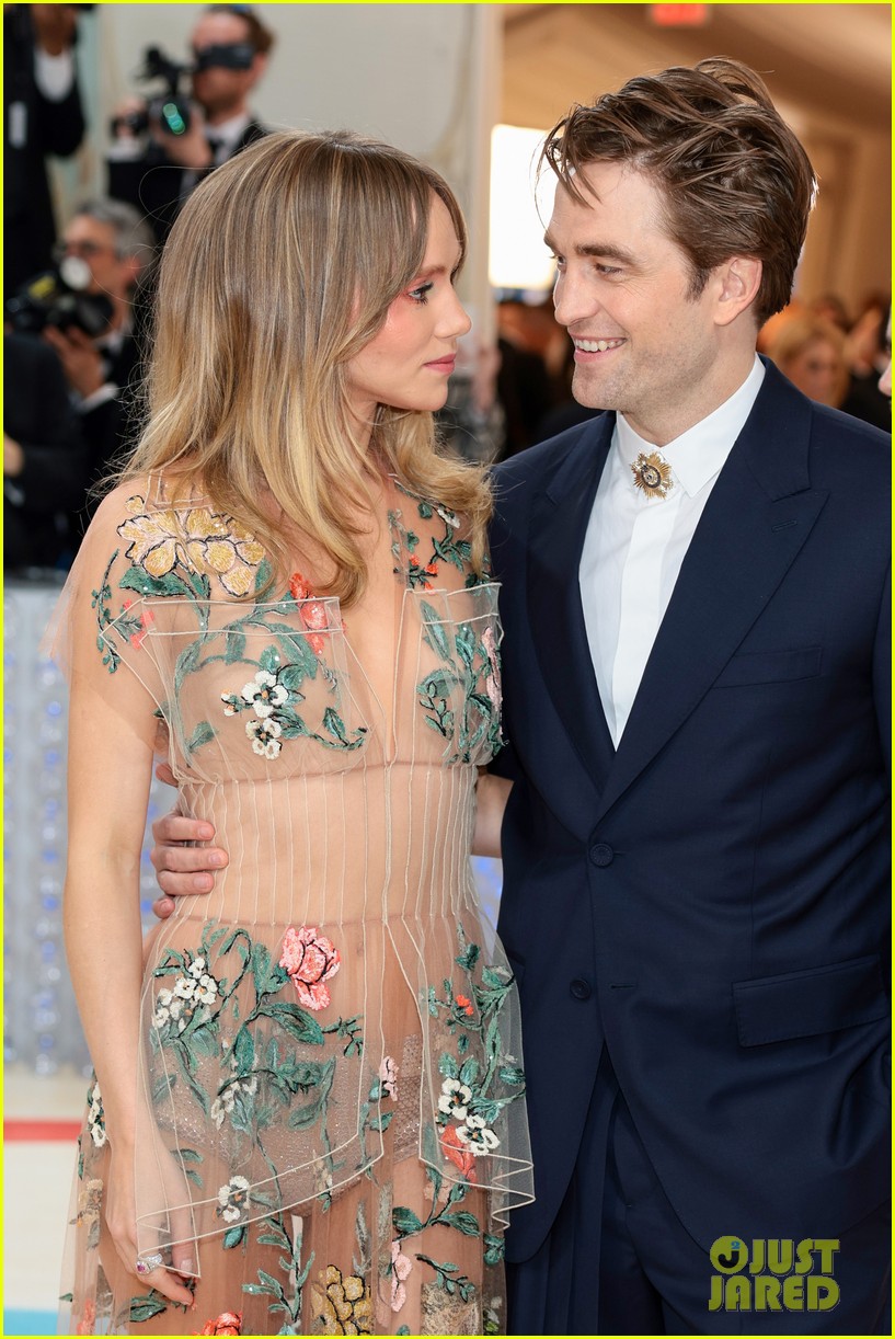 Robert Pattinson And Suki Waterhouse: Holding Hands Fuels Robert Pattinson And Suki Waterhouse: Holding Hands Fuels