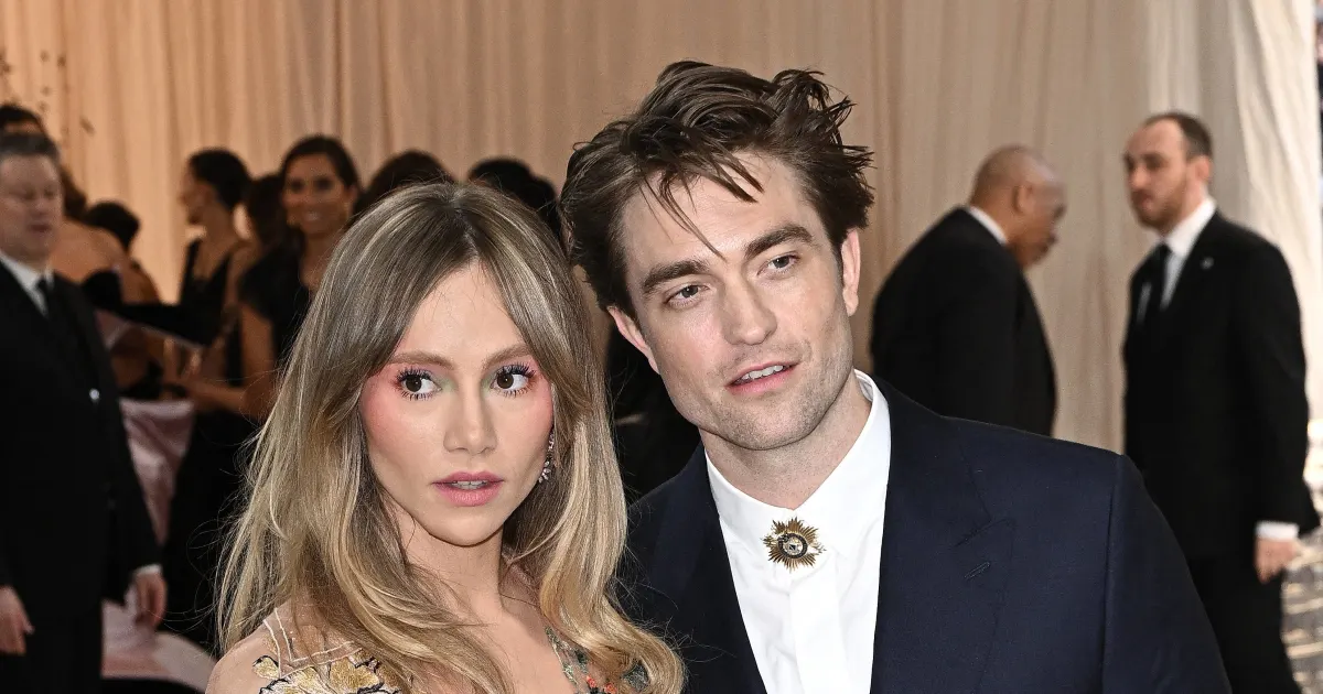 Robert Pattinson Shares Script With Suki Waterhouse Robert Pattinson Shares Script With Suki Waterhouse