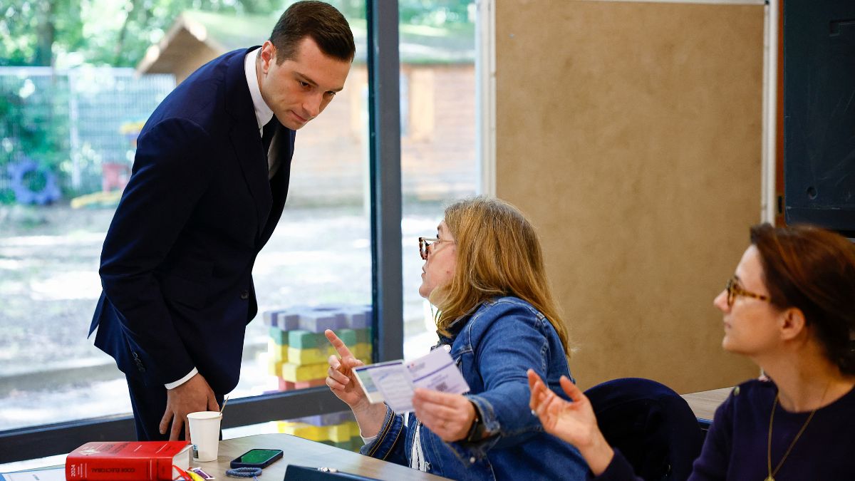 Romania Election: Centrist And Far-Right Contenders Vie For Presidency Romania Election: Centrist And Far-Right Contenders Vie For Presidency
