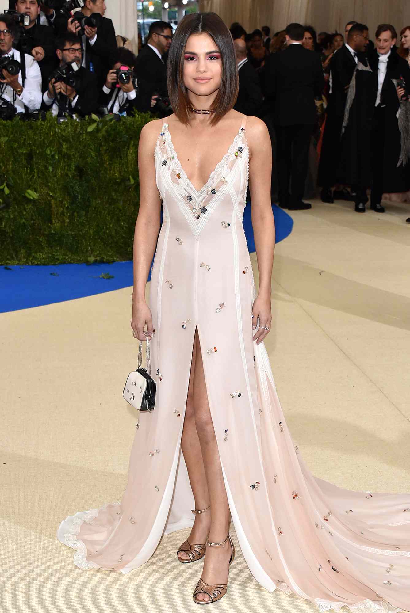 Selena Gomez's 80s-Inspired High-Waisted Suit: A Trendsetter's Guide Selena Gomez's 80s-Inspired High-Waisted Suit: A Trendsetter's Guide