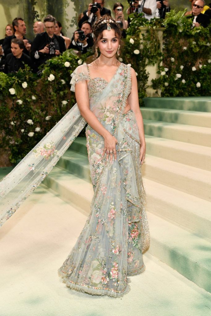 SRK's Met Gala Look: A Sabyasachi Masterpiece SRK's Met Gala Look: A Sabyasachi Masterpiece