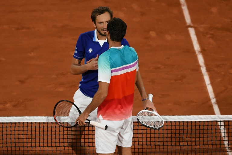 Swiatek Triumphs As Ruud And Tsitsipas Crash Out Of French Open Swiatek Triumphs As Ruud And Tsitsipas Crash Out Of French Open