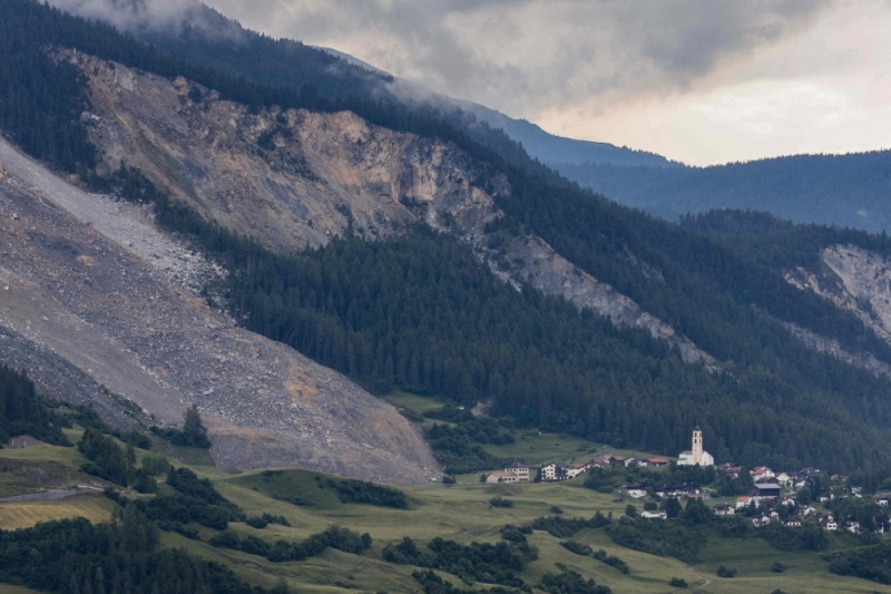Swiss Village Evacuated, Then Buried: Glacier Collapse Causes Disaster Swiss Village Evacuated, Then Buried: Glacier Collapse Causes Disaster