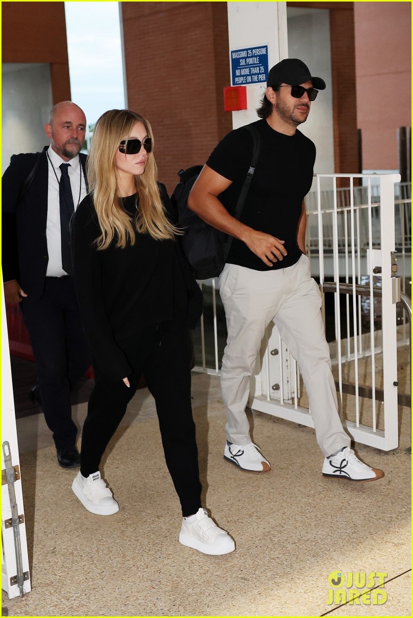 Sydney Sweeney Channels Heartbreak In Post-Jonathan Davino Split Karaoke Sydney Sweeney Channels Heartbreak In Post-Jonathan Davino Split Karaoke