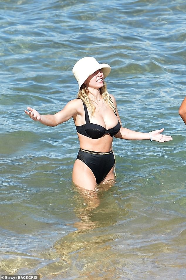 Sydney Sweeney's Post-Breakup Look: A Busty Display Following Davino Split Sydney Sweeney's Post-Breakup Look: A Busty Display Following Davino Split