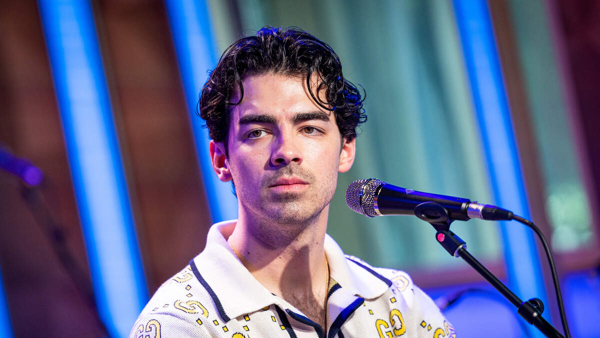 The Hilarious Way Joe Jonas Handled A Couple's Dispute The Hilarious Way Joe Jonas Handled A Couple's Dispute