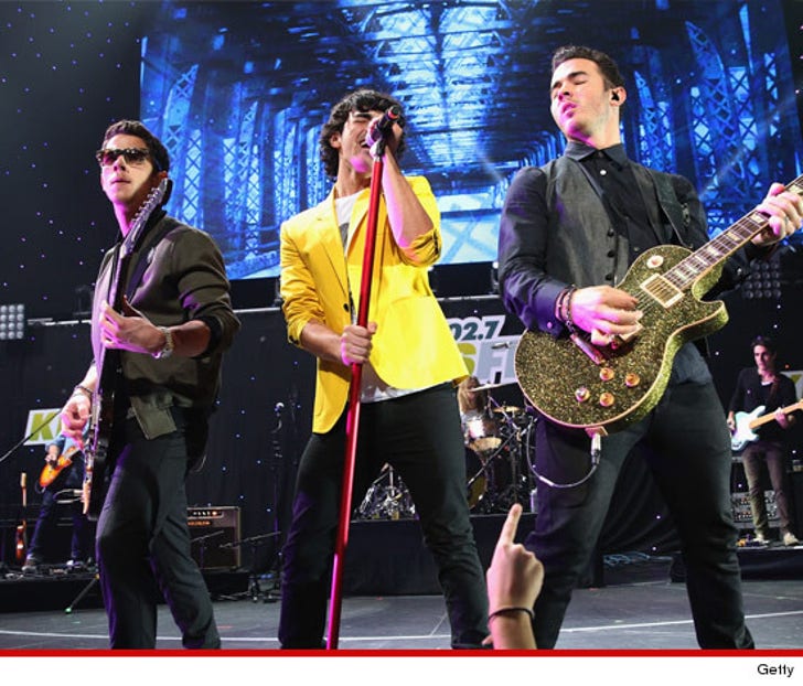 The Jonas Brothers' Joe Jonas Responds To Fan Couple's Argument The Jonas Brothers' Joe Jonas Responds To Fan Couple's Argument