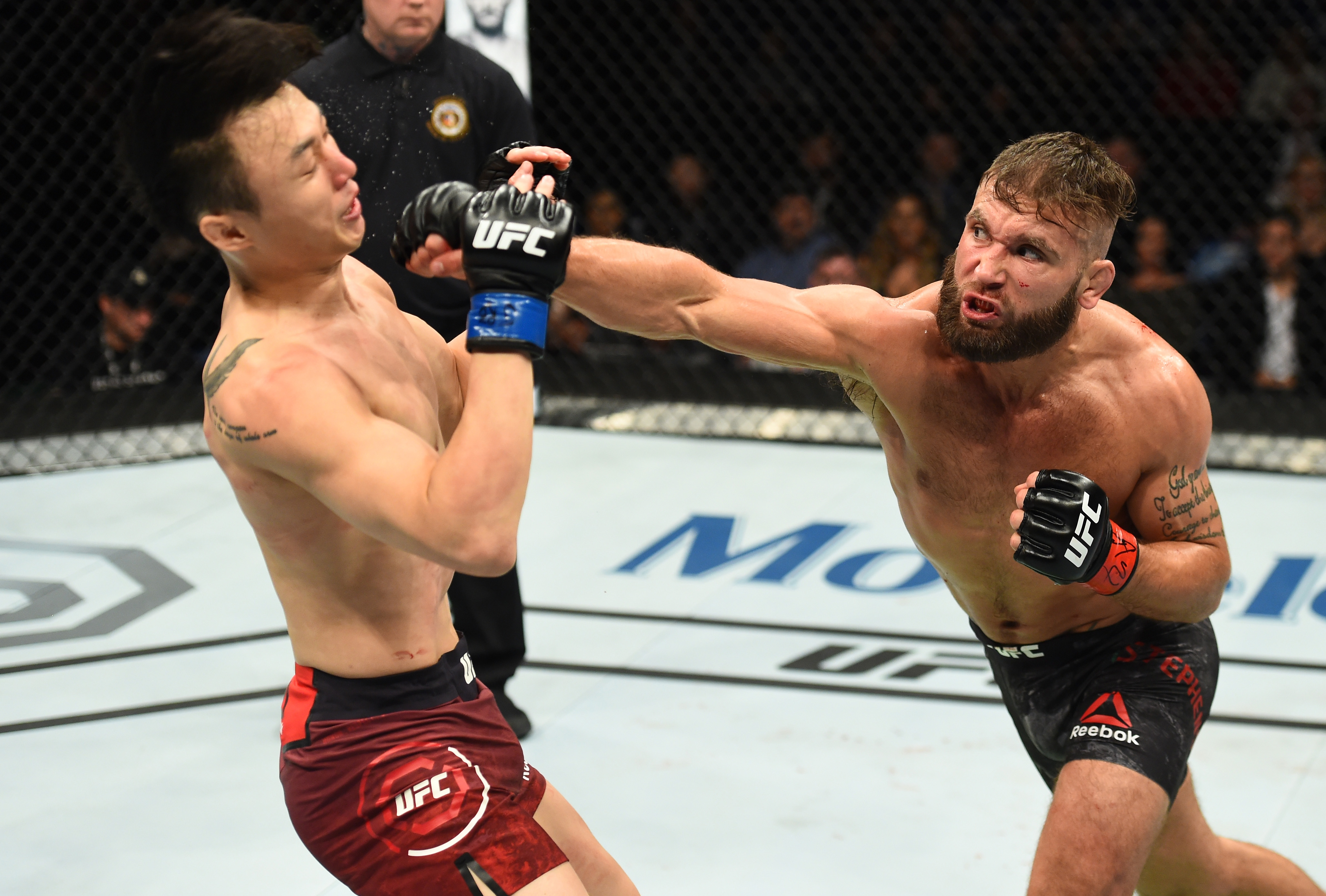Tonight's UFC Des Moines Fights: Start Time And Viewing Guide Tonight's UFC Des Moines Fights: Start Time And Viewing Guide