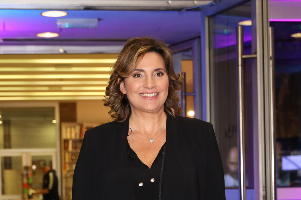 Tuga Na Sahrani Anđelke Milivojević Tadić: Milica Milša U Suzama Tuga Na Sahrani Anđelke Milivojević Tadić: Milica Milša U Suzama