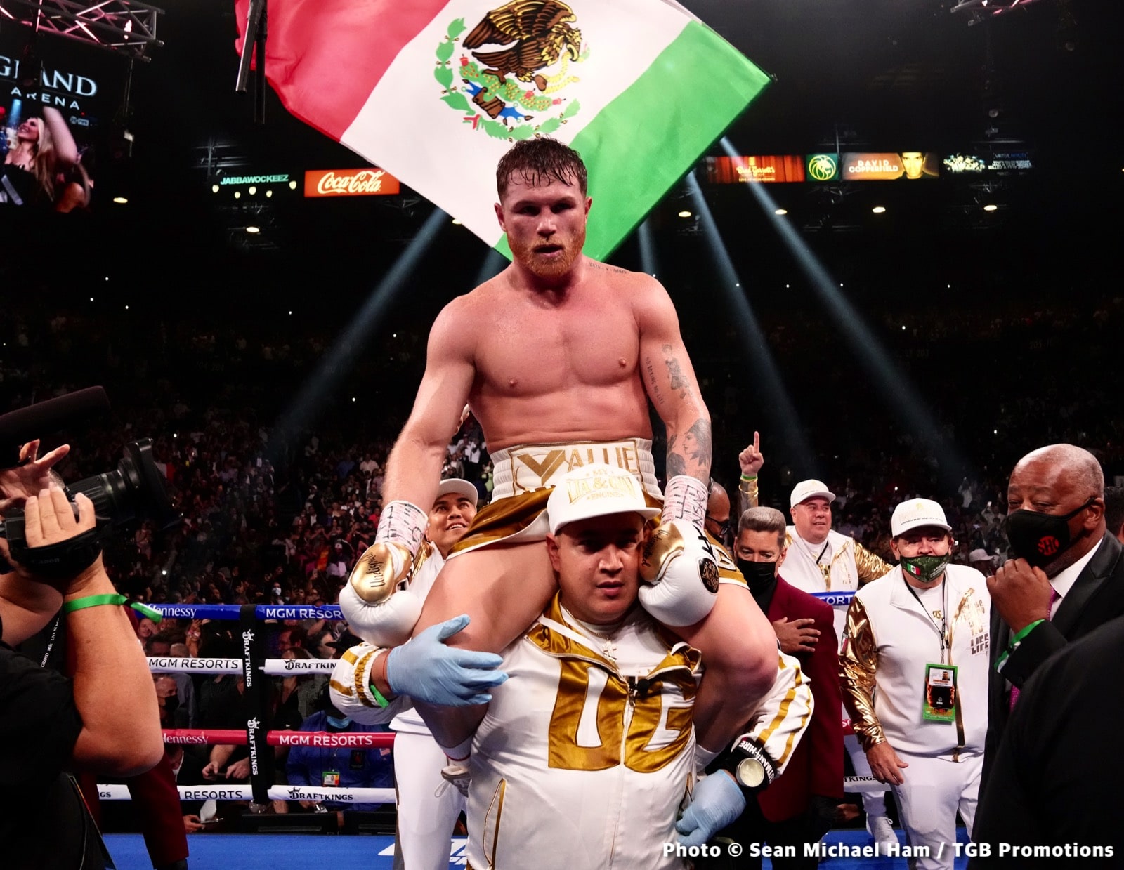 ¿UFC O Canelo? La Batalla Por México ¿UFC O Canelo? La Batalla Por México