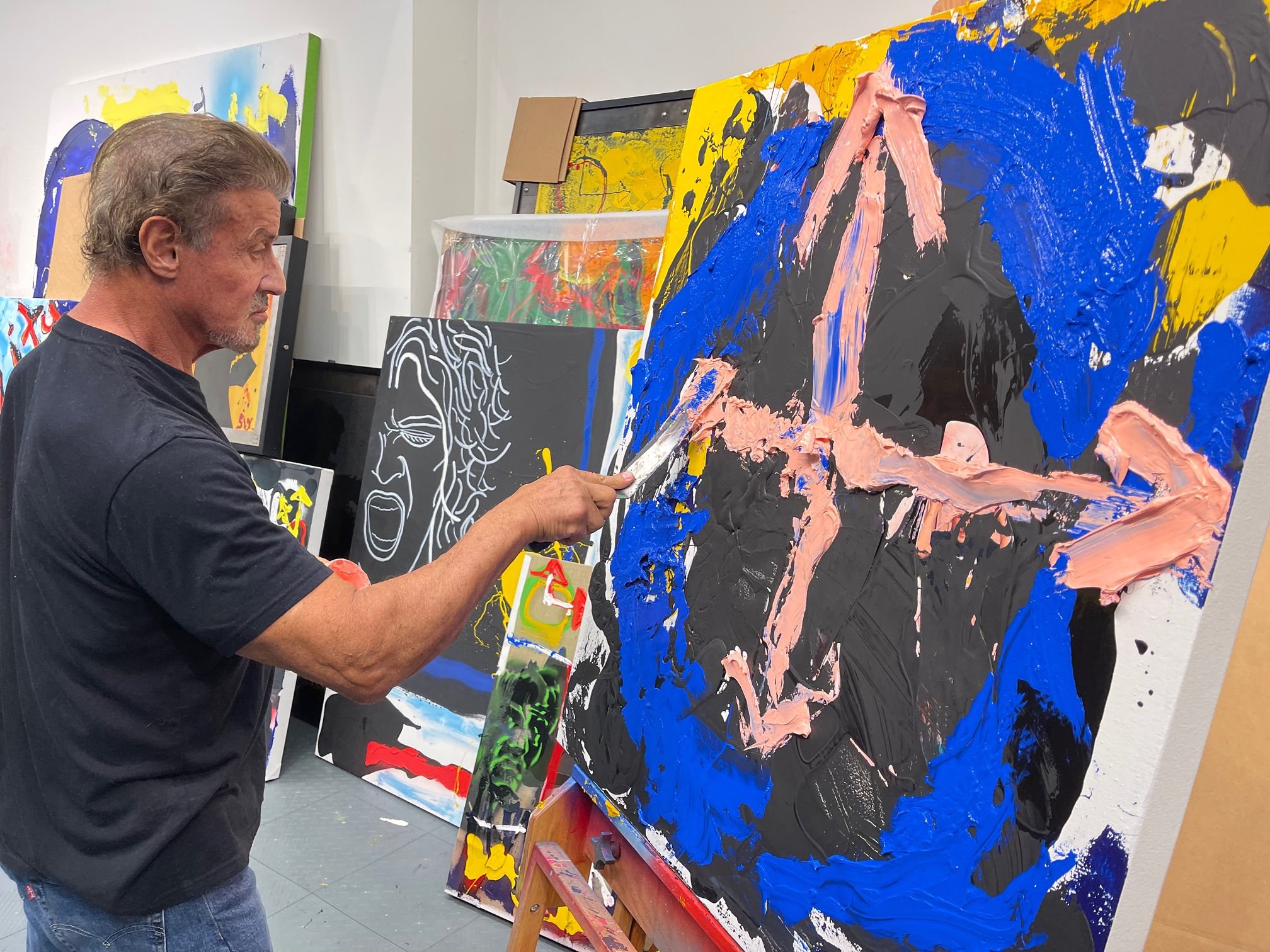 Une Artiste Expose Son Travail Après La Visite De Sylvester Stallone Une Artiste Expose Son Travail Après La Visite De Sylvester Stallone