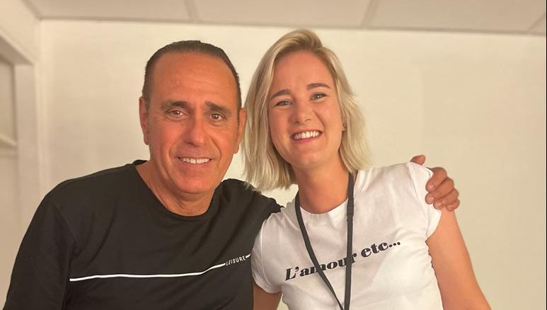 Une Chanteuse Suisse À Paris: Le Succès De Stéphane Une Chanteuse Suisse À Paris: Le Succès De Stéphane