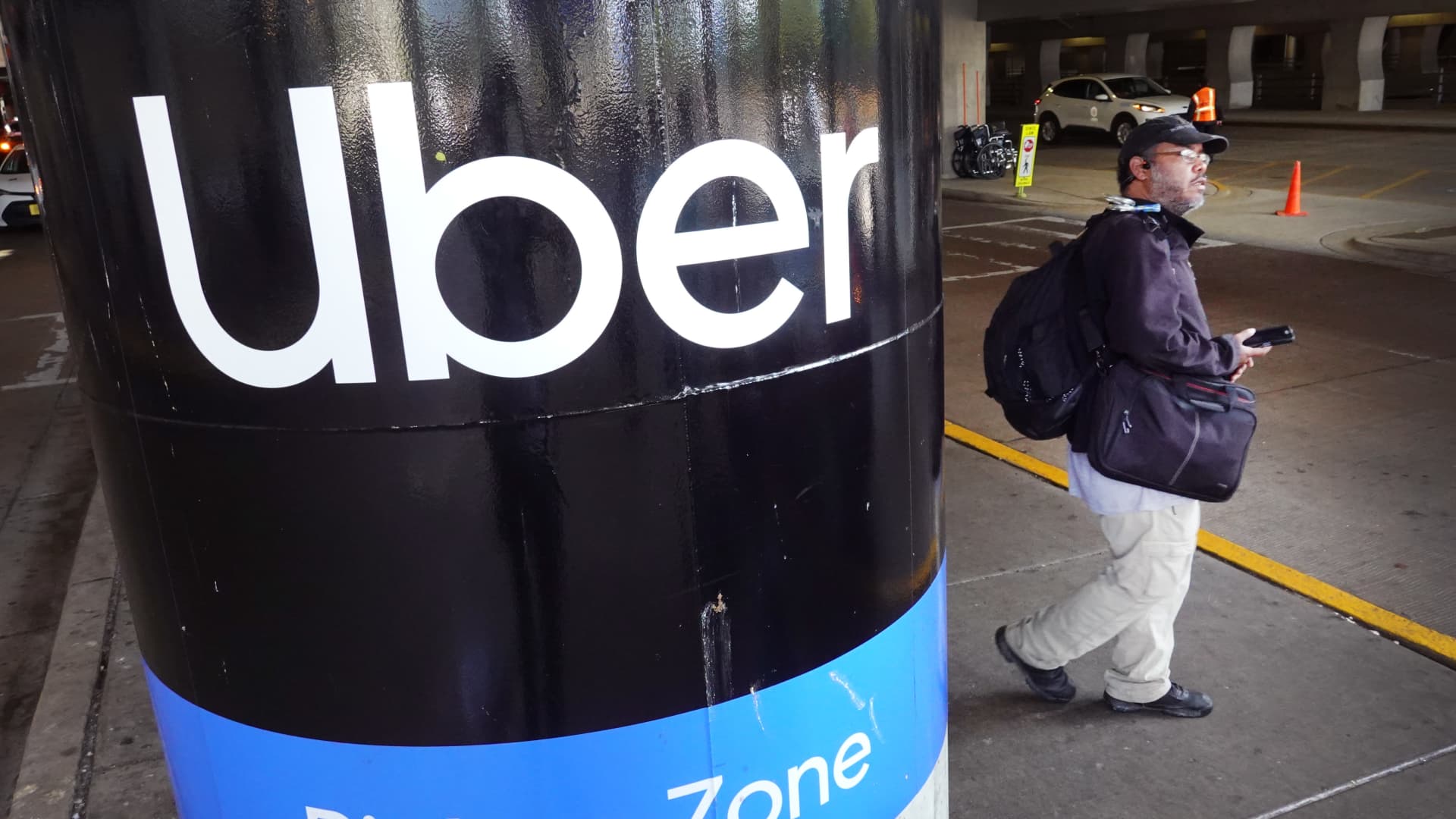 United Center Fans Get $5 Rides With New Uber Shuttle Service United Center Fans Get $5 Rides With New Uber Shuttle Service