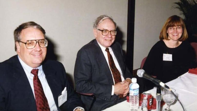 Warren Buffett's Canadian Successor: A Billionaire Without Many Berkshire Hathaway Shares Warren Buffett's Canadian Successor: A Billionaire Without Many Berkshire Hathaway Shares