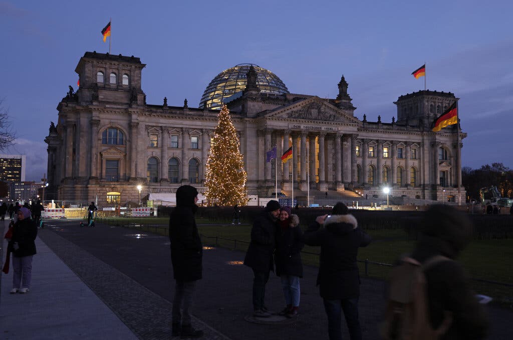 Youth Unrest Complicates Germany's SPD Coalition Agreement Talks Youth Unrest Complicates Germany's SPD Coalition Agreement Talks
